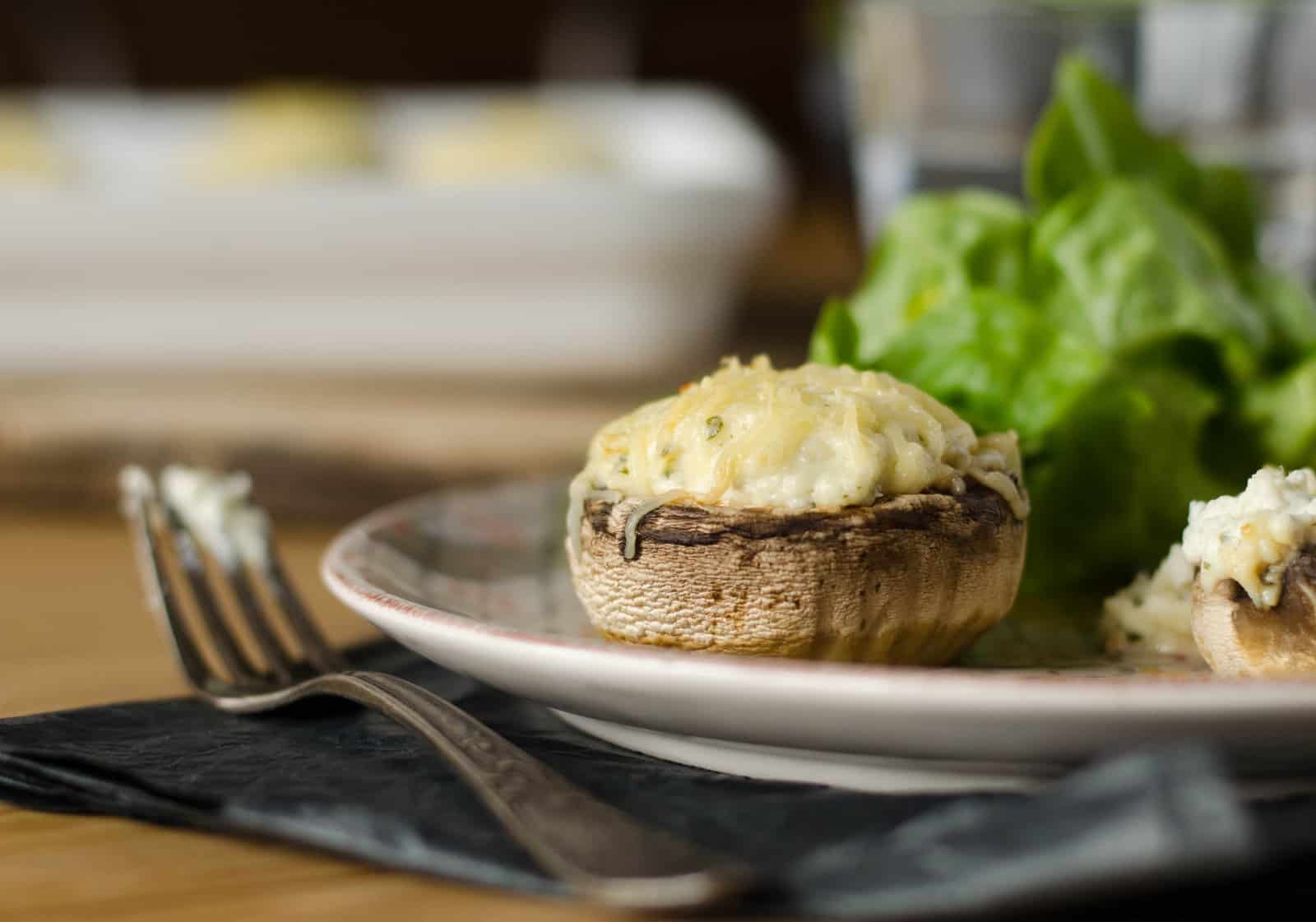 Champignons farcis au fromage ail et fines herbes