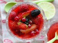 Salade de fruits rouges au vin rosé & au citron vert