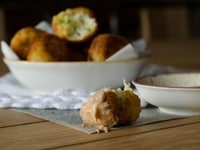 Crab cakes & sauce cocktail épicée