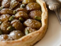 Tarte aux mirabelles, pistaches & pâte brisée à l'huile d'olive