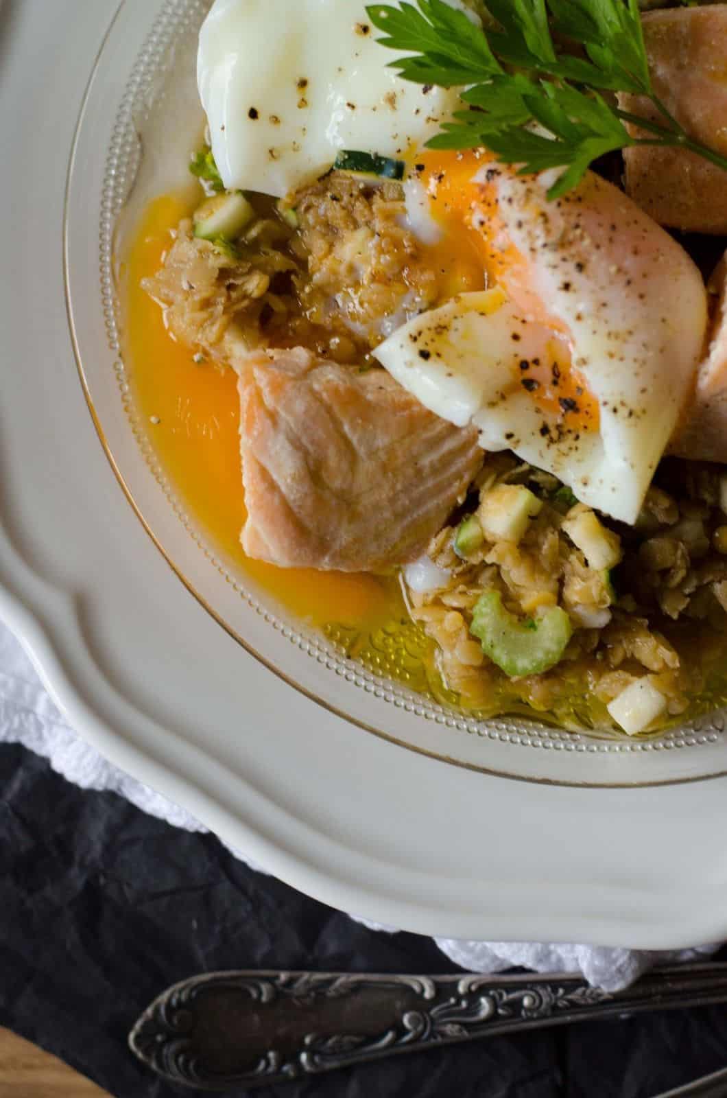 Salade de lentilles corail, saumon & oeuf mollet