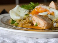 Salade de lentilles corail, saumon & oeuf mollet