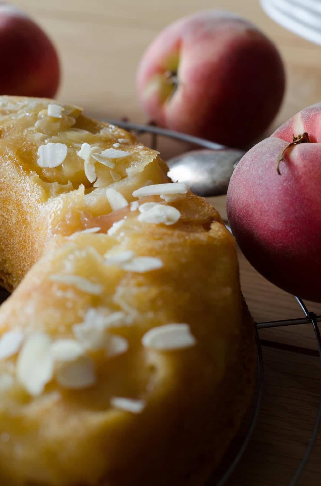 Gâteau renversé aux pêches & aux amandes