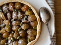 Tarte aux mirabelles, pistaches & pâte brisée à l'huile d'olive