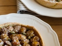 Tarte aux mirabelles, pistaches & pâte brisée à l'huile d'olive