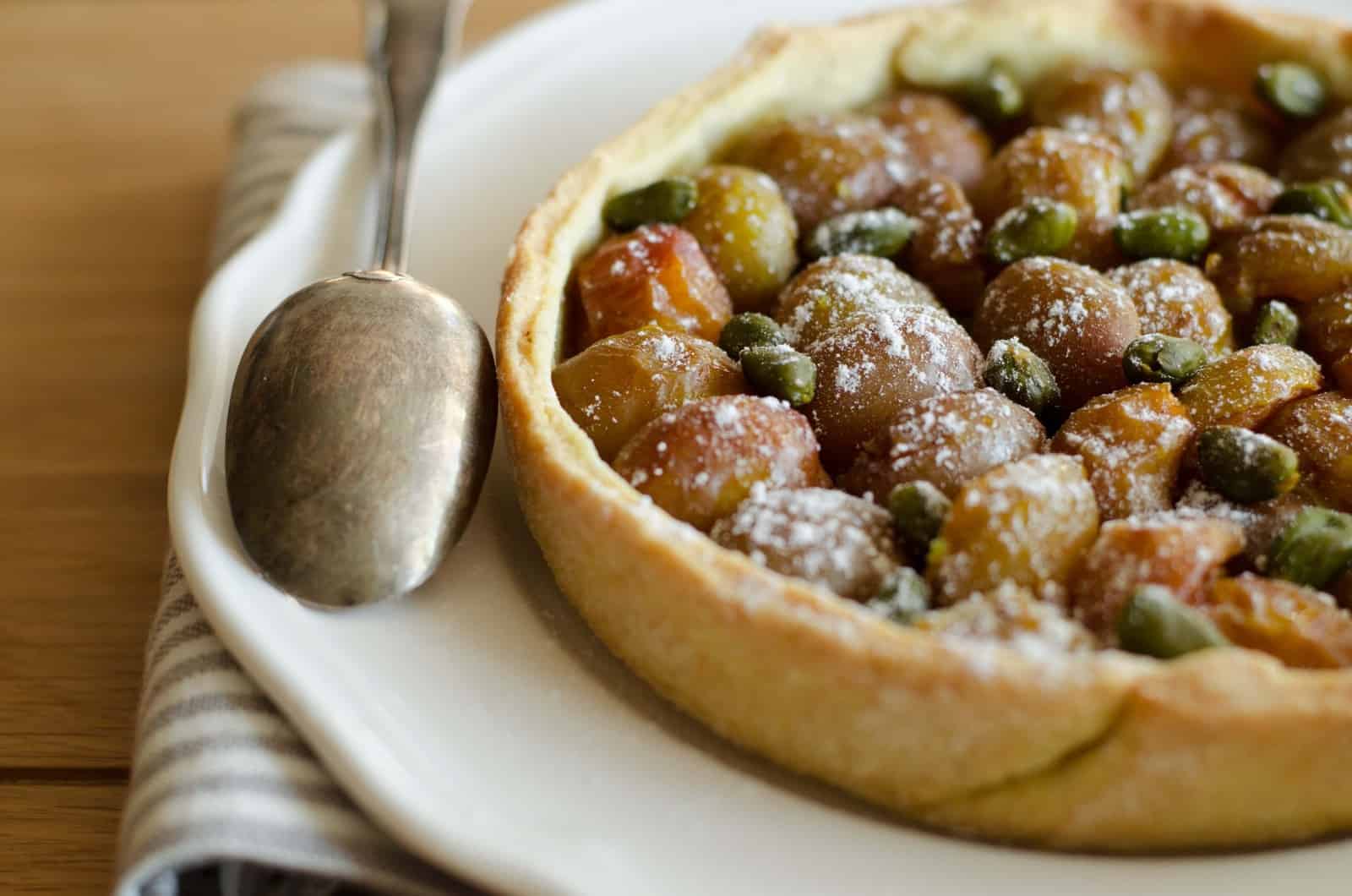 Tarte aux mirabelles, pistaches & pâte brisée à l'huile d'olive