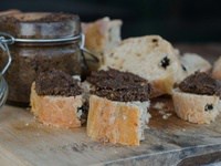 Pain aux olives et tomates séchées & tapenade