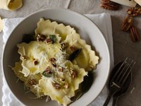 Ravioles à la courge, noix de pécan & sauge