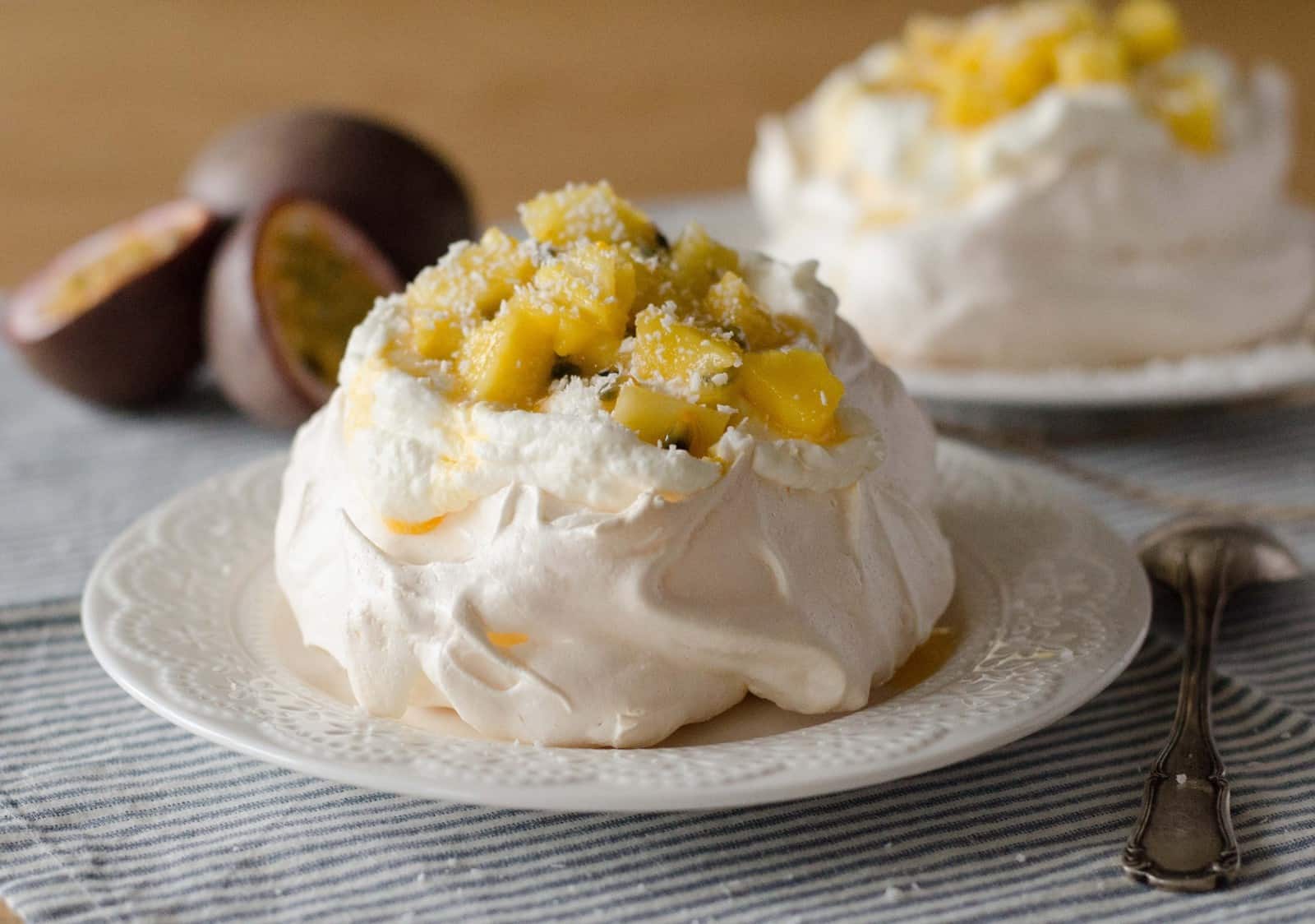 Pavlova aux fruits exotiques & à la noix de coco