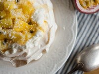 Pavlova aux fruits exotiques & à la noix de coco