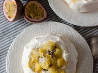 Pavlova aux fruits exotiques & à la noix de coco