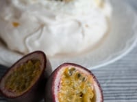 Pavlova aux fruits exotiques & à la noix de coco