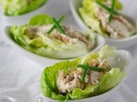 Barquettes de sucrine au chèvre & fruits secs