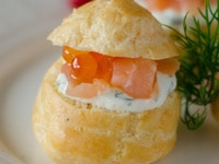 Gougères au saumon & chantilly à l'aneth