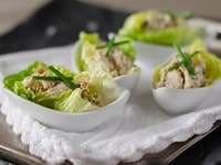 Barquettes de sucrine au chèvre & fruits secs