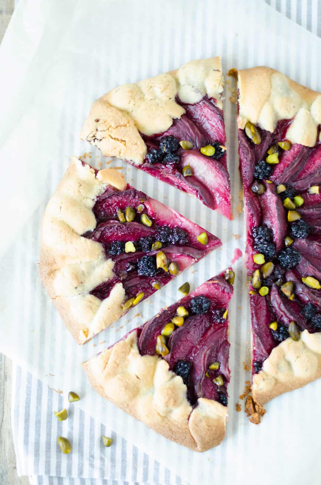 Tarte rustique mûres & pêches de vigne