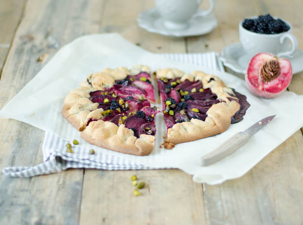 Tarte rustique mûres & pêches de vigne