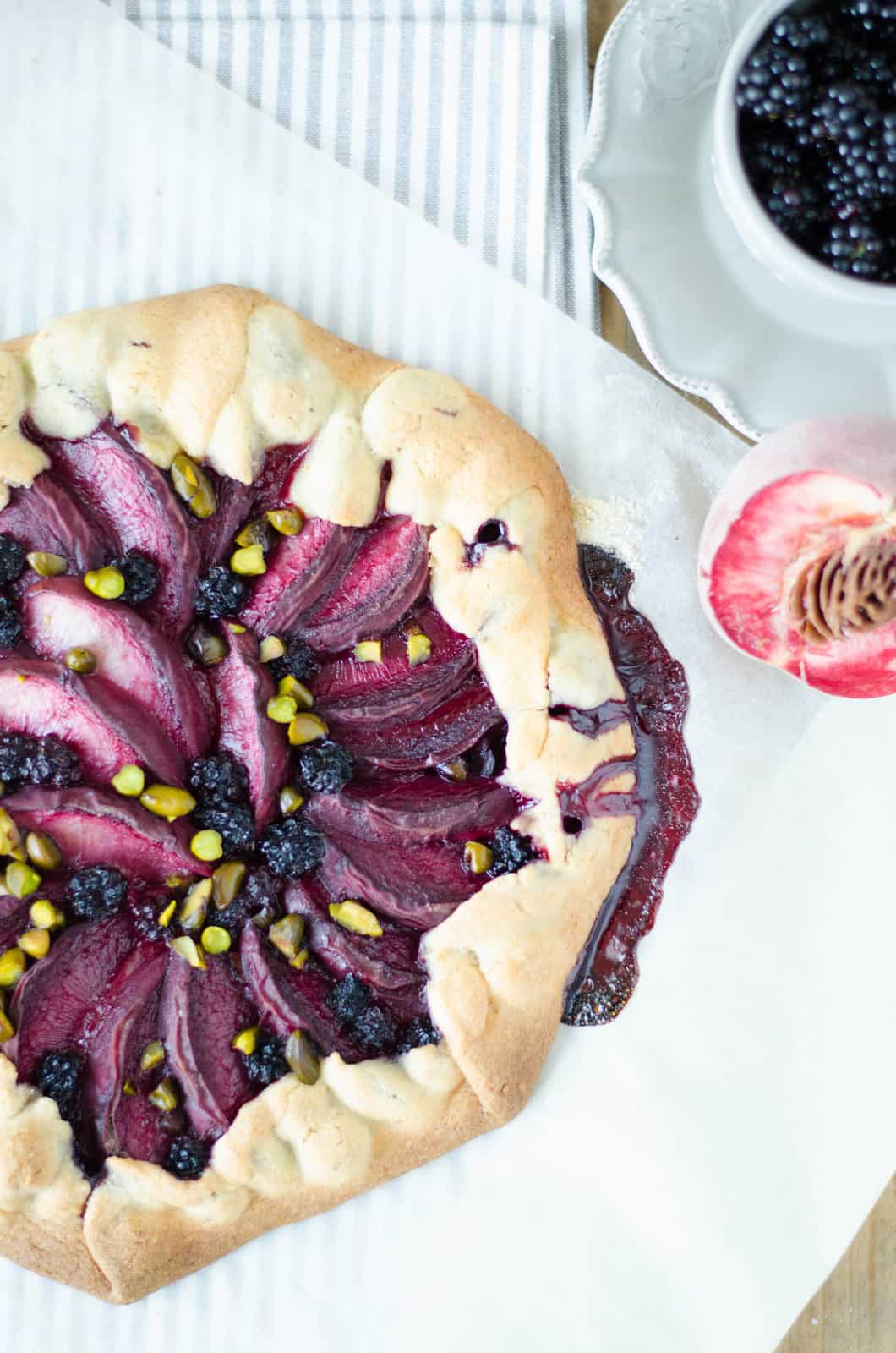 Tarte rustique mûres & pêches de vigne