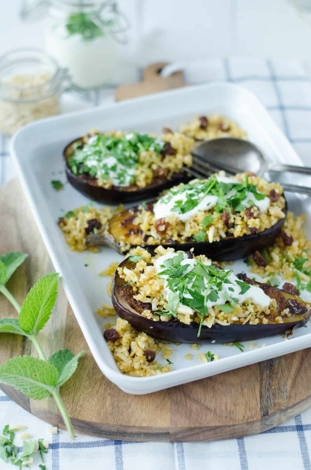Aubergines à la chermoula, boulgour aux amandes et aux raisins & sauce au yaourt
