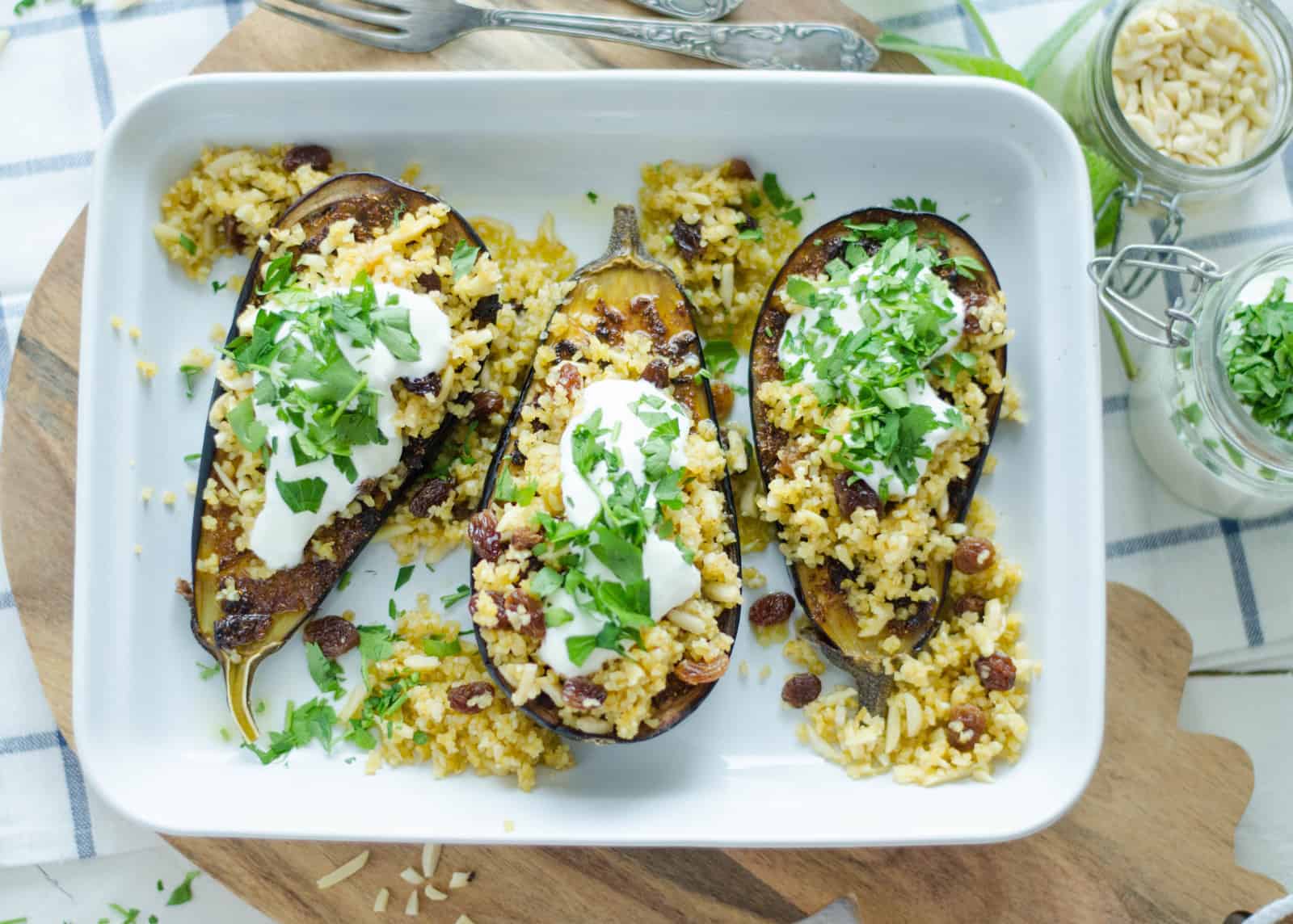Aubergines à la chermoula, boulgour aux amandes et aux raisins & sauce au yaourt