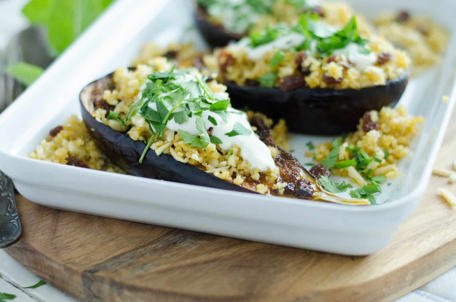 Aubergines à la chermoula, boulgour aux amandes et aux raisins & sauce au yaourt