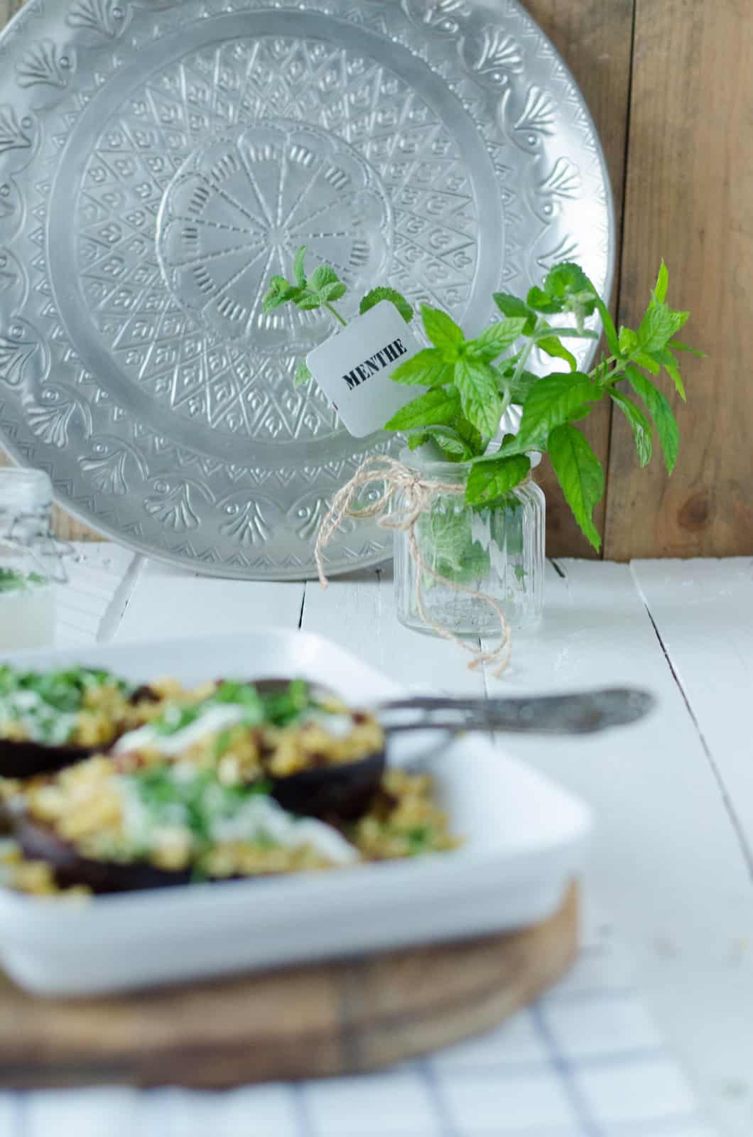 Aubergines à la chermoula, boulgour aux amandes et aux raisins & sauce au yaourt