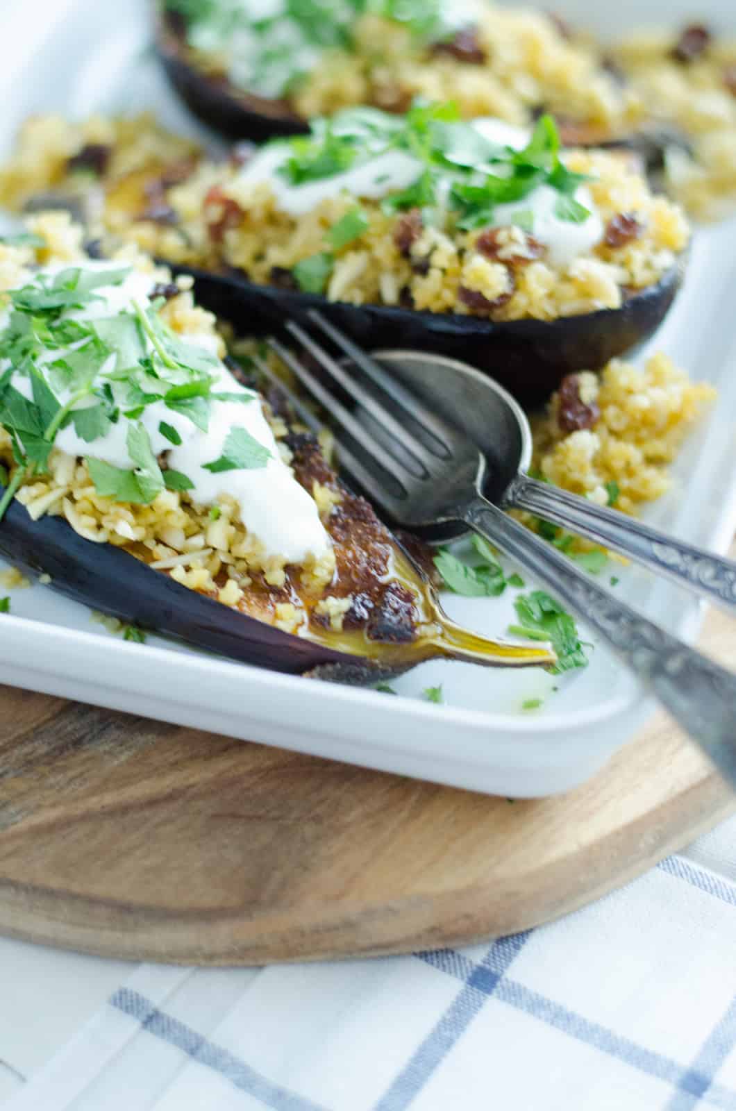 Aubergines à la chermoula, boulgour aux amandes et aux raisins & sauce au yaourt