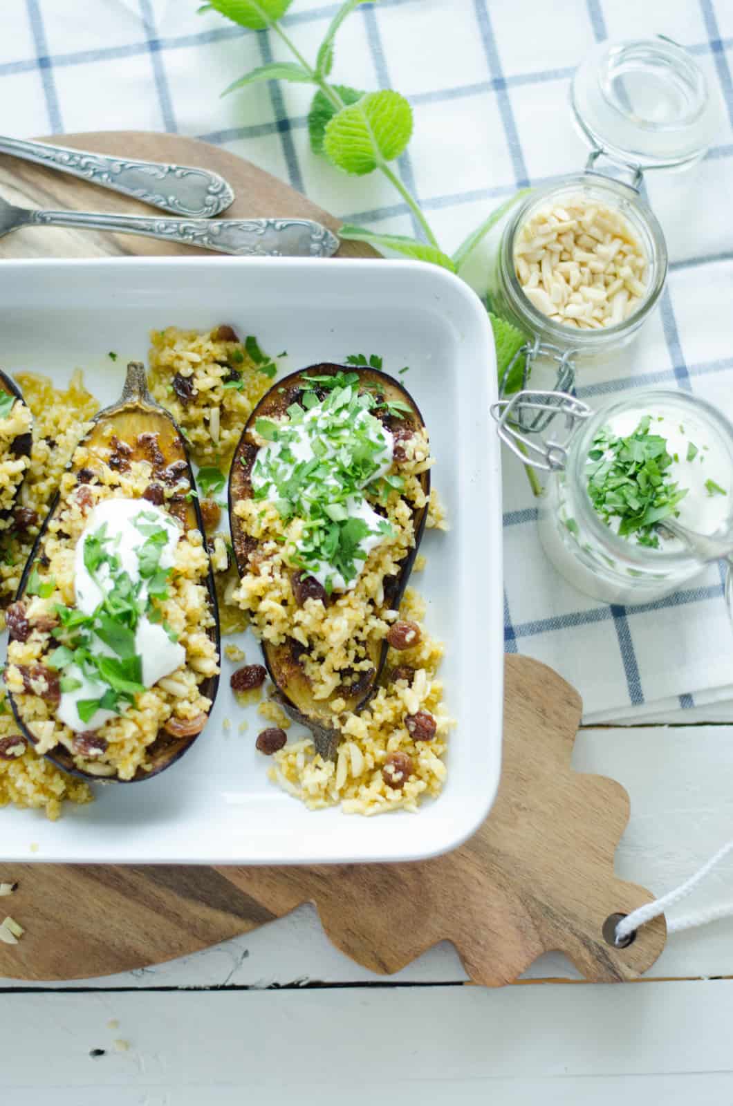 Aubergines à la chermoula, boulgour aux amandes et aux raisins & sauce au yaourt