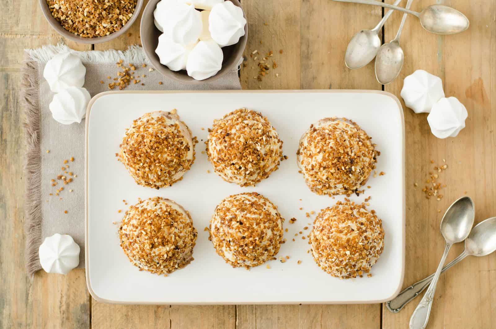 Mystères glacés vanille-praliné & coeur de meringue