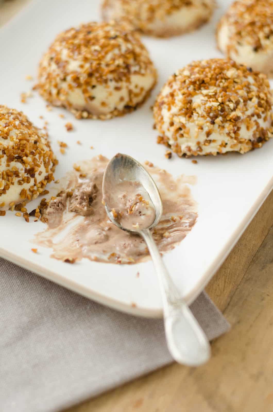 Mystères glacés vanille-praliné & coeur de meringue