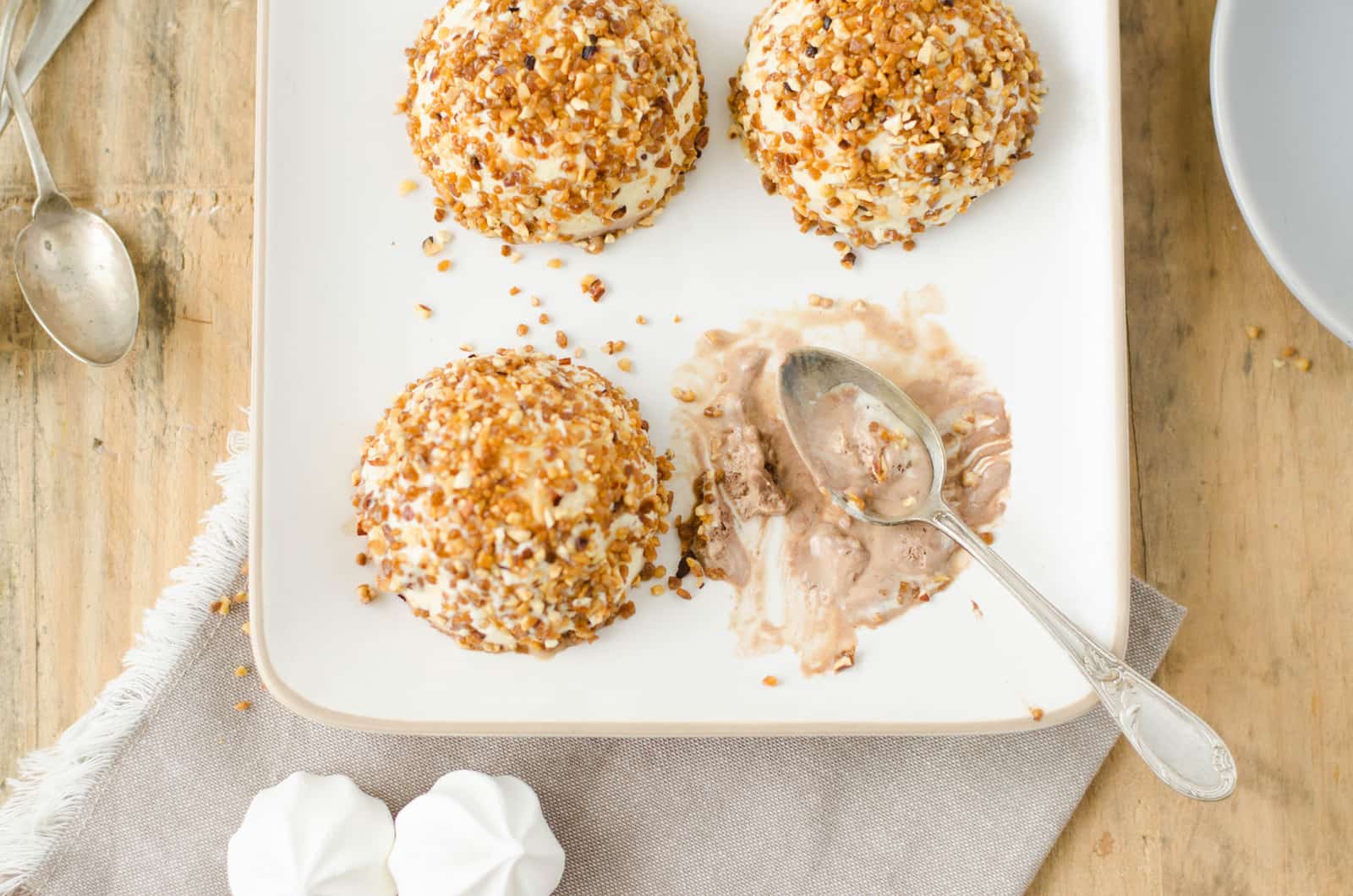 Mystères glacés vanille-praliné & coeur de meringue