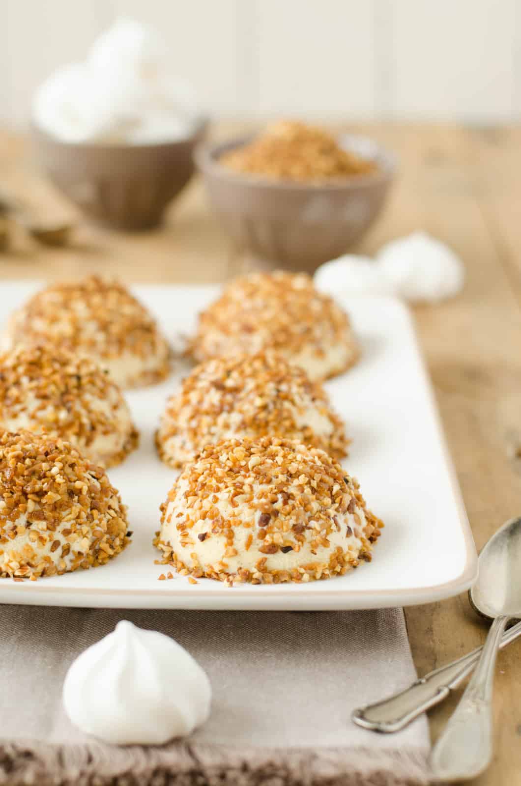 Mystères glacés vanille-praliné & coeur de meringue