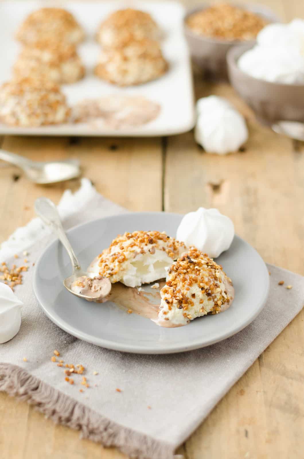 Mystères glacés vanille-praliné & coeur de meringue