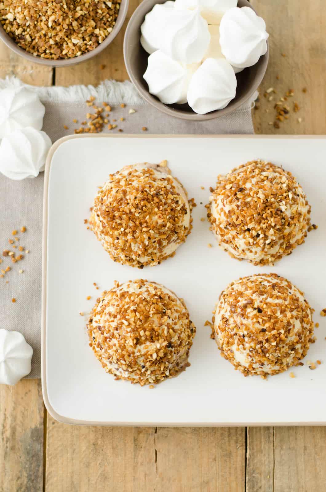 Mystères glacés vanille-praliné & coeur de meringue