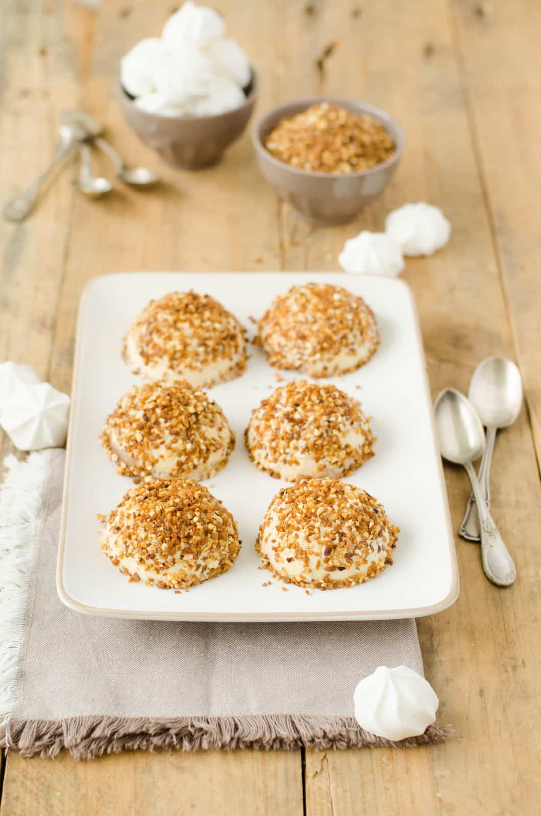 Mystères glacés vanille-praliné & coeur de meringue