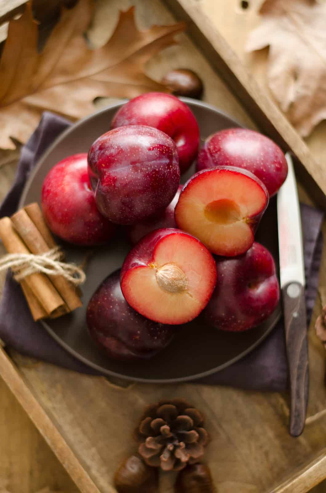 Gâteau renversé aux prunes rouges & aux épices