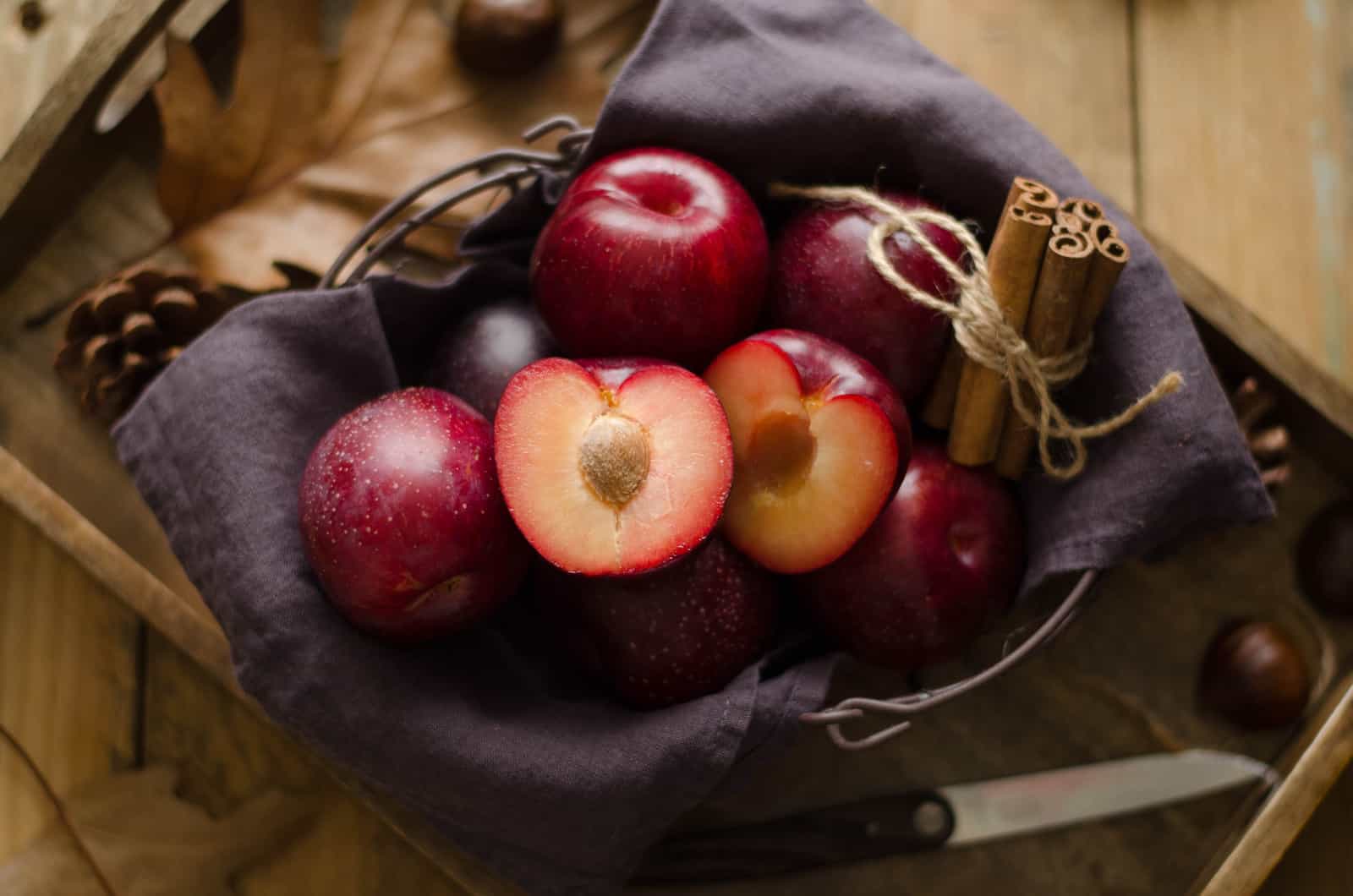 Gâteau renversé aux prunes rouges & aux épices