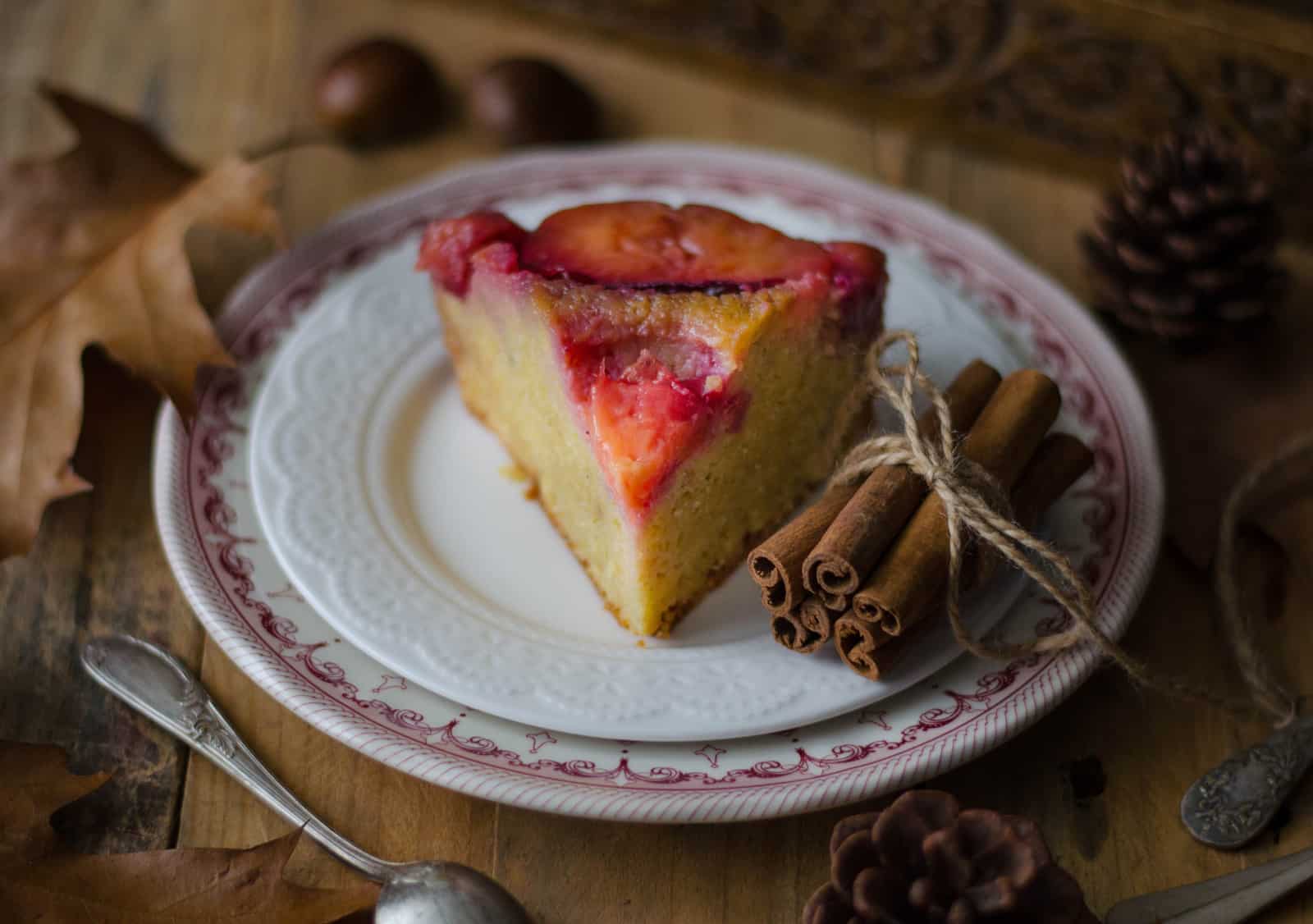 Gâteau renversé aux prunes rouges & aux épices