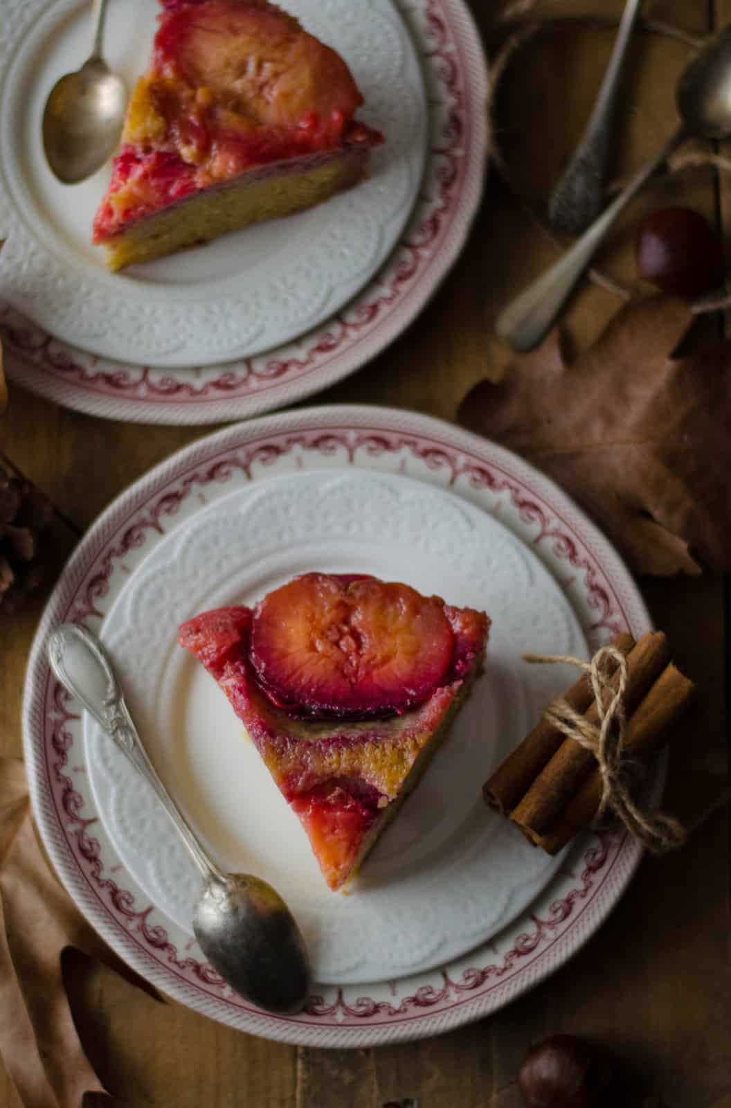 Gâteau renversé aux prunes rouges & aux épices