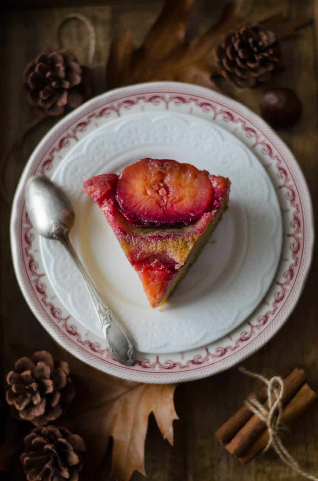 Gâteau renversé aux prunes rouges & aux épices