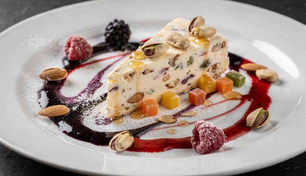 Nougat glacé, coulis de mûre et framboise : recette gourmande