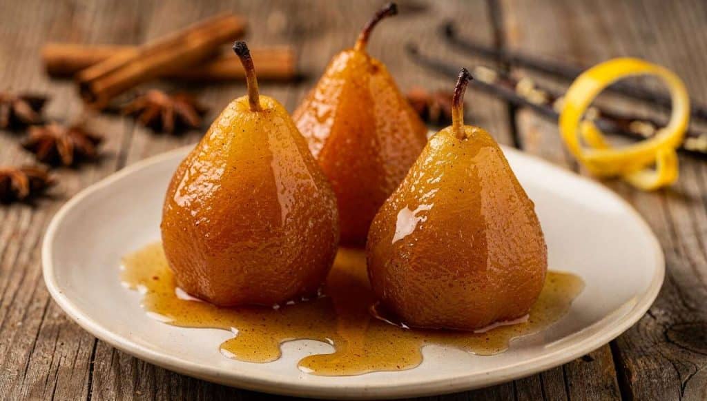 Poires pochées au sirop épicé : recette facile et savoureuse