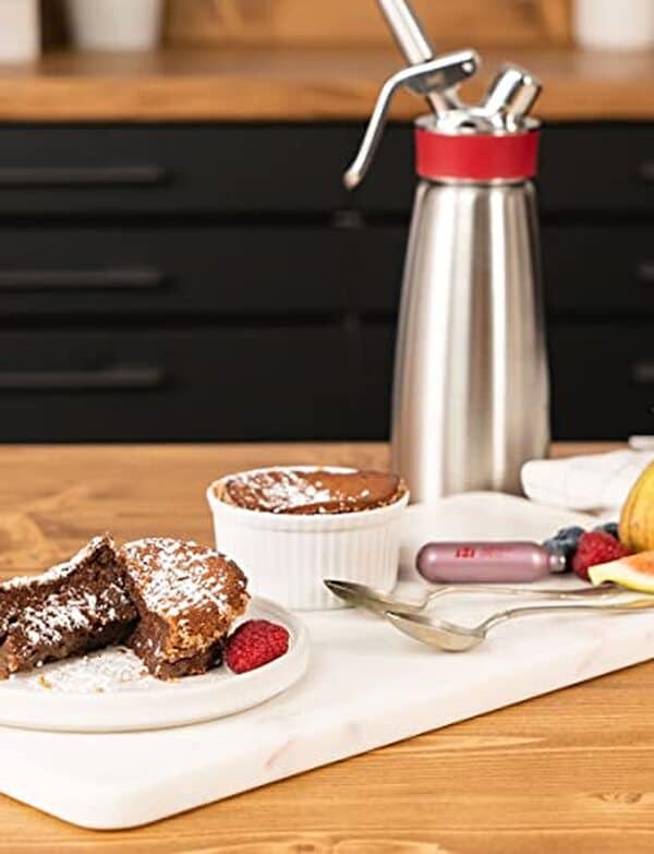 Découvrez notre test complet du gourmet whip plus iSi : distributeur robuste et performant de crème en inox 500 ml pour des créations culinaires faciles et délicieuses