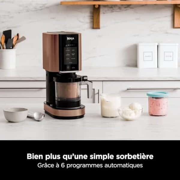 Découvrez notre test détaillé de la Ninja Creami NC300EUCP : performances, fonctionnalités et verdict sur cette machine à glace innovante pour vos desserts maison. 