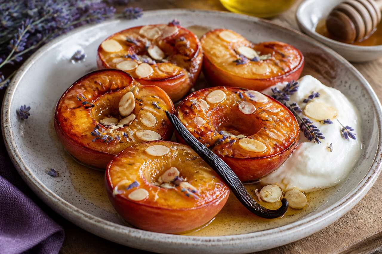 Pêches rôties au miel et à la lavande : recette gourmande